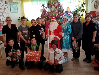 К благотворительной акции «Полицейский Дед Мороз» присоединились сотрудники МО МВД России «Клявлинский» совместно с Общественниками.