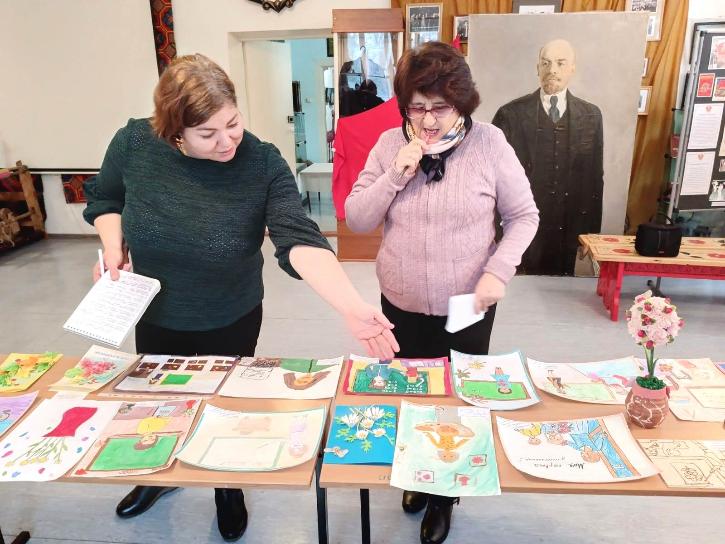 В Клявлинском историко-краеведческом музее были подведены итоги  районного конкурса рисунков и аппликаций «Есть такая профессия – учитель»