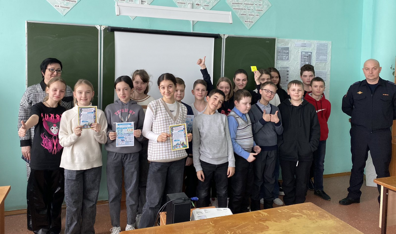 отрудниками Госавтоинспекции в учебных организациях еженедельно проводятся дополнительные беседы с детьми. Напоминая о Правилах дорожного движения, юным пешеходам также доводится полезная информация о безопасном поведении на дороге в зимний период времени