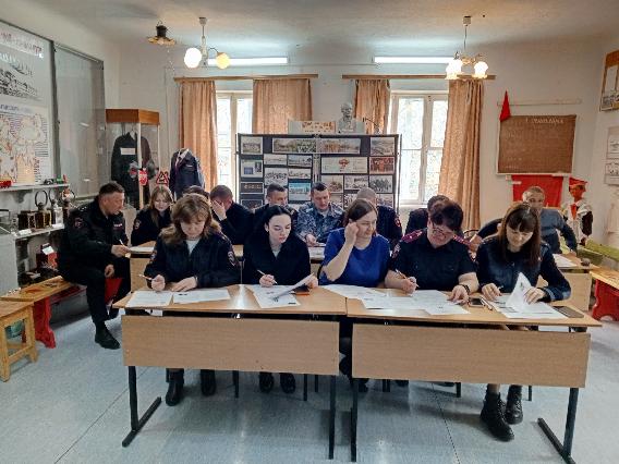 24.04 2026 года в Историко - краеведческом музее  Клявлинского  района сотрудники МО МВД России «Клявлинский» присоединились к Международной патриотической акции «Диктант Победы»