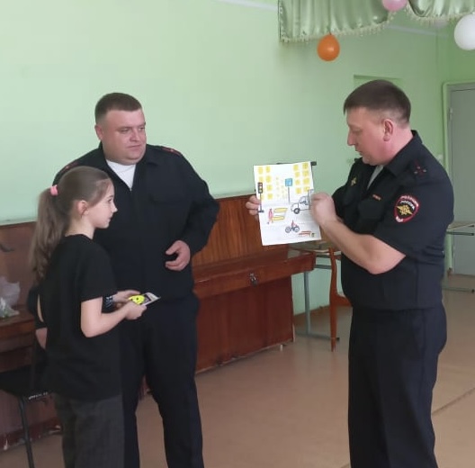 Юные Клявлинцы участвовали в конкурсе рисунков по ПДД.