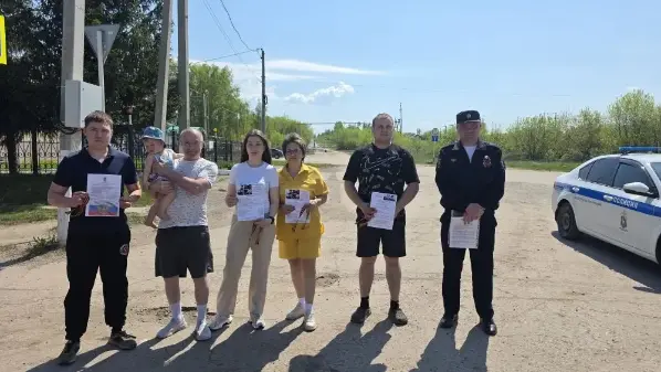 В преддверии Дня Победы сотрудники Межмуниципального отдела МВД России «Клявлинский» полиции вышли на улицы района, чтобы раздать жителям Георгиевские ленточки - символ памяти о подвиге народа в Великой Отечественной войне. 