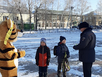 08.12.2022 года на площади ст.Клявлино провели профилактическое мероприятие "Безопасная дорога" 