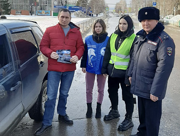 Госавтоинспекция совместно с волонтёрами провели профилактическую акцию «За безопасность на дороге!»