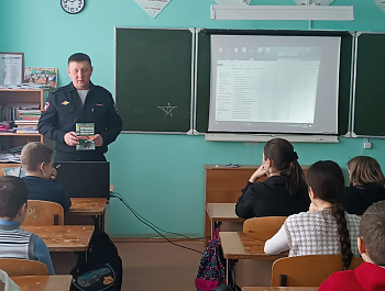 отрудниками Госавтоинспекции в учебных организациях еженедельно проводятся дополнительные беседы с детьми. Напоминая о Правилах дорожного движения, юным пешеходам также доводится полезная информация о безопасном поведении на дороге в зимний период времени